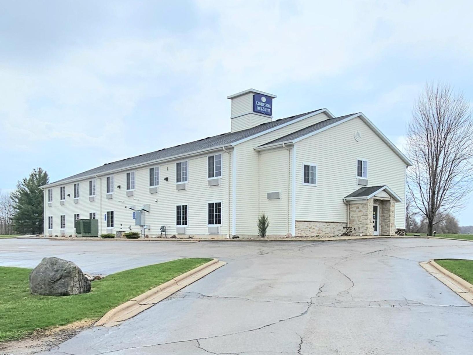 Cobblestone Inn & Suites - Clintonville Екстериор снимка