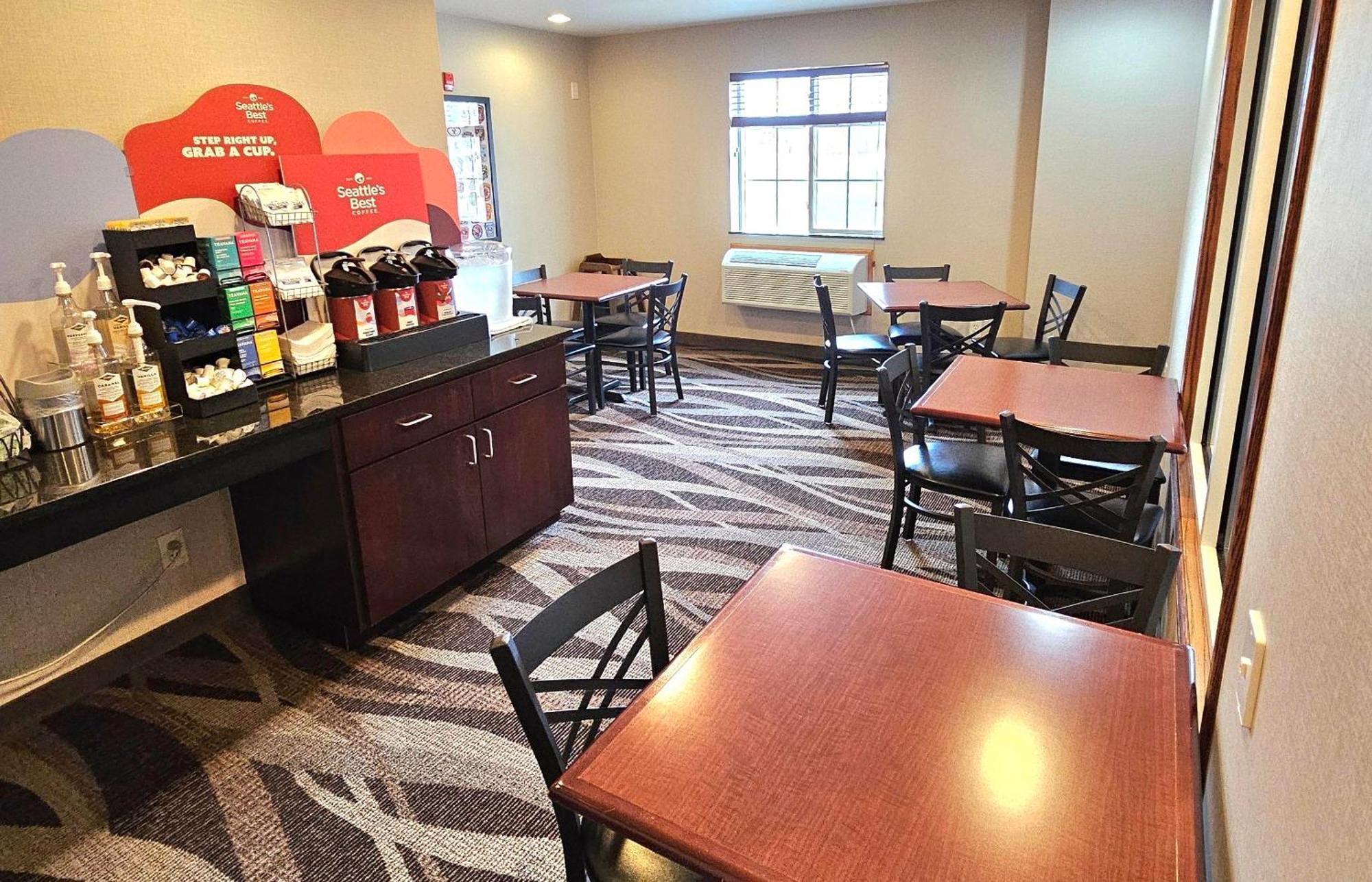 Cobblestone Inn & Suites - Clintonville Екстериор снимка