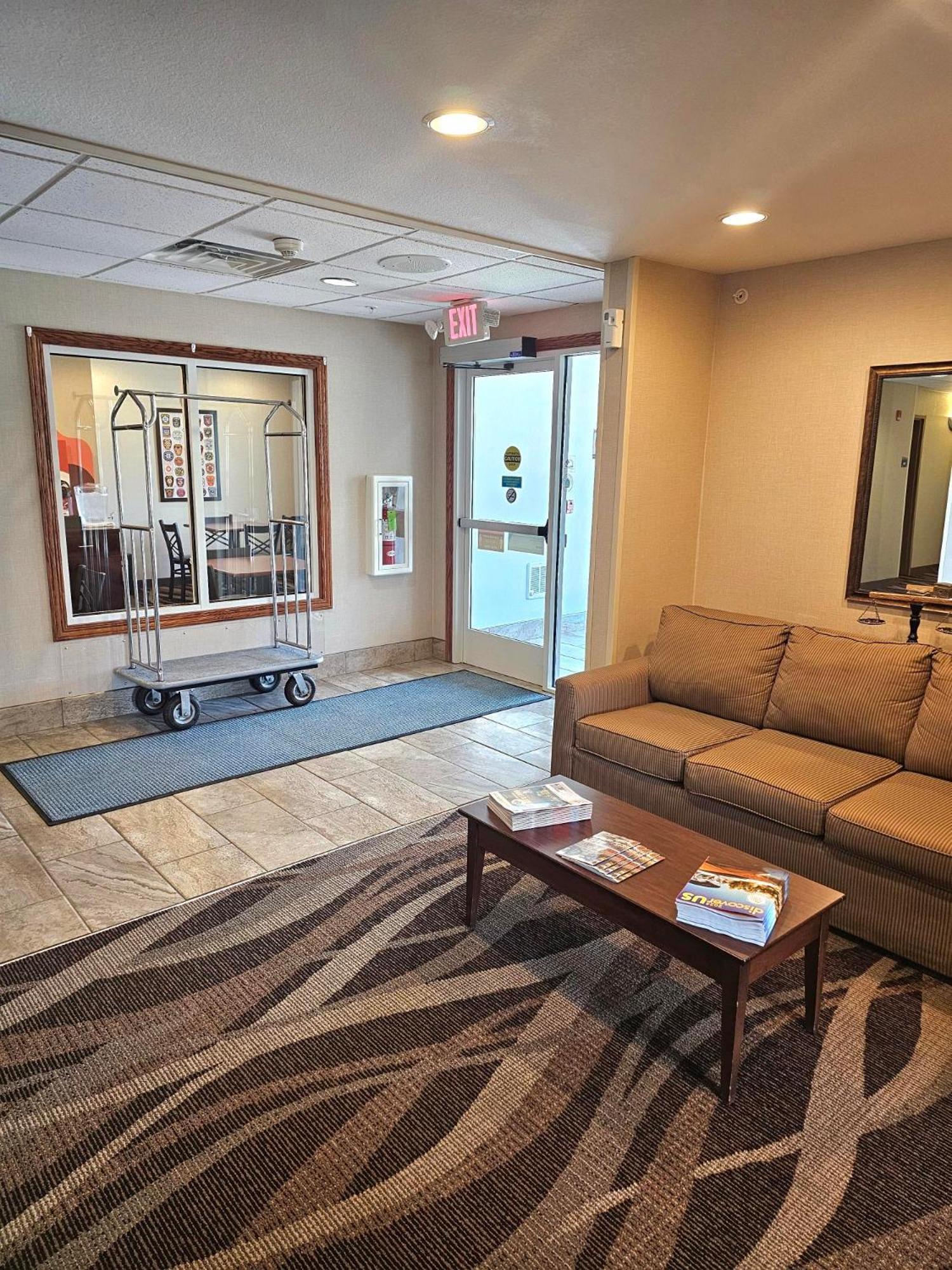 Cobblestone Inn & Suites - Clintonville Екстериор снимка