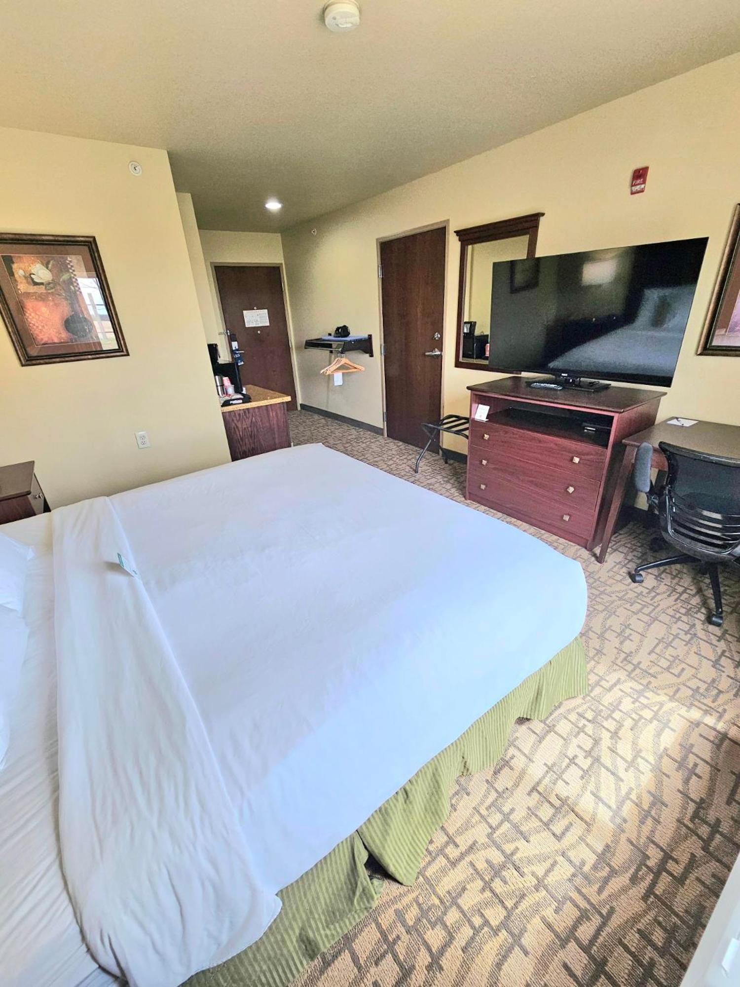 Cobblestone Inn & Suites - Clintonville Екстериор снимка