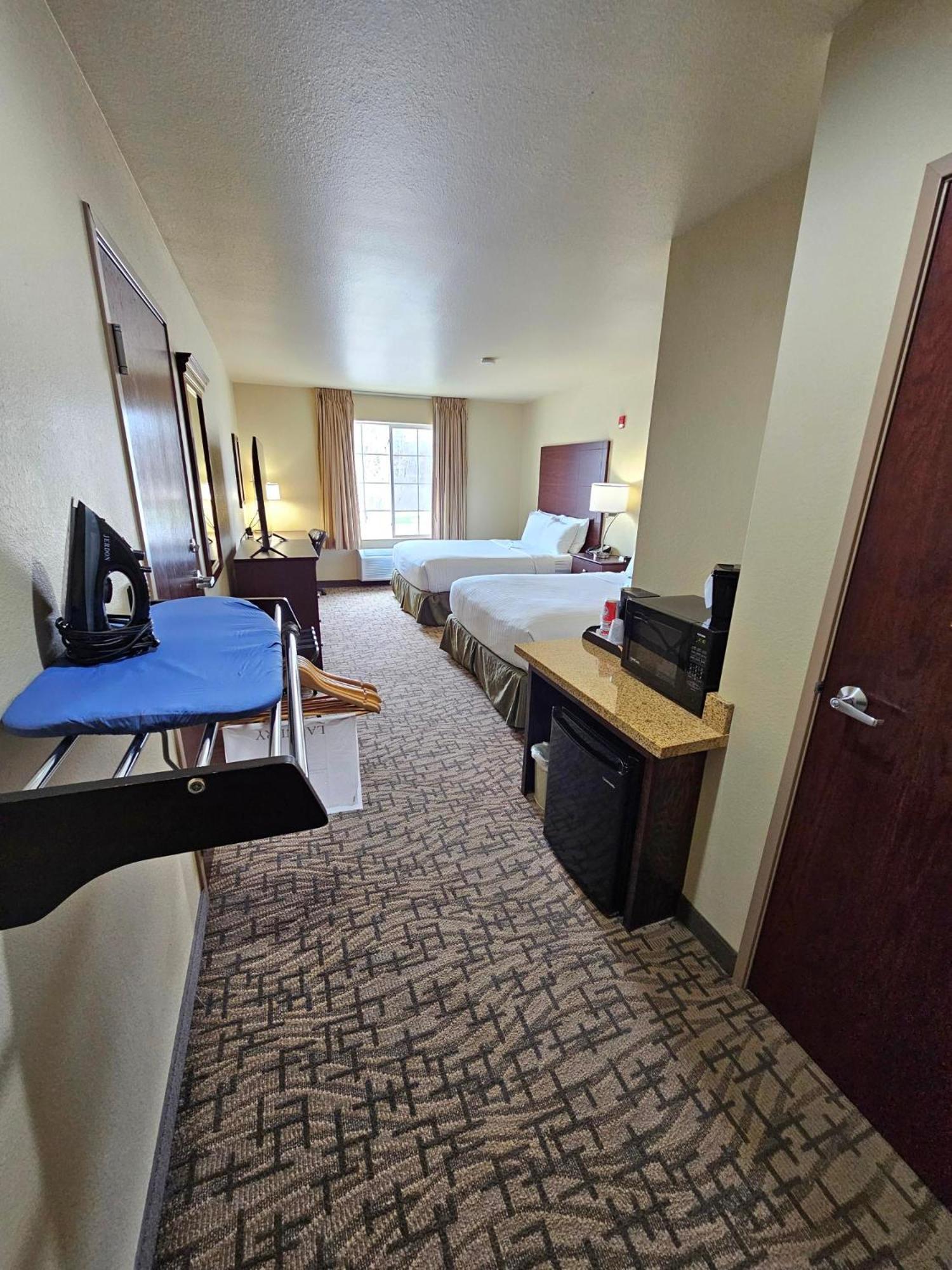 Cobblestone Inn & Suites - Clintonville Екстериор снимка