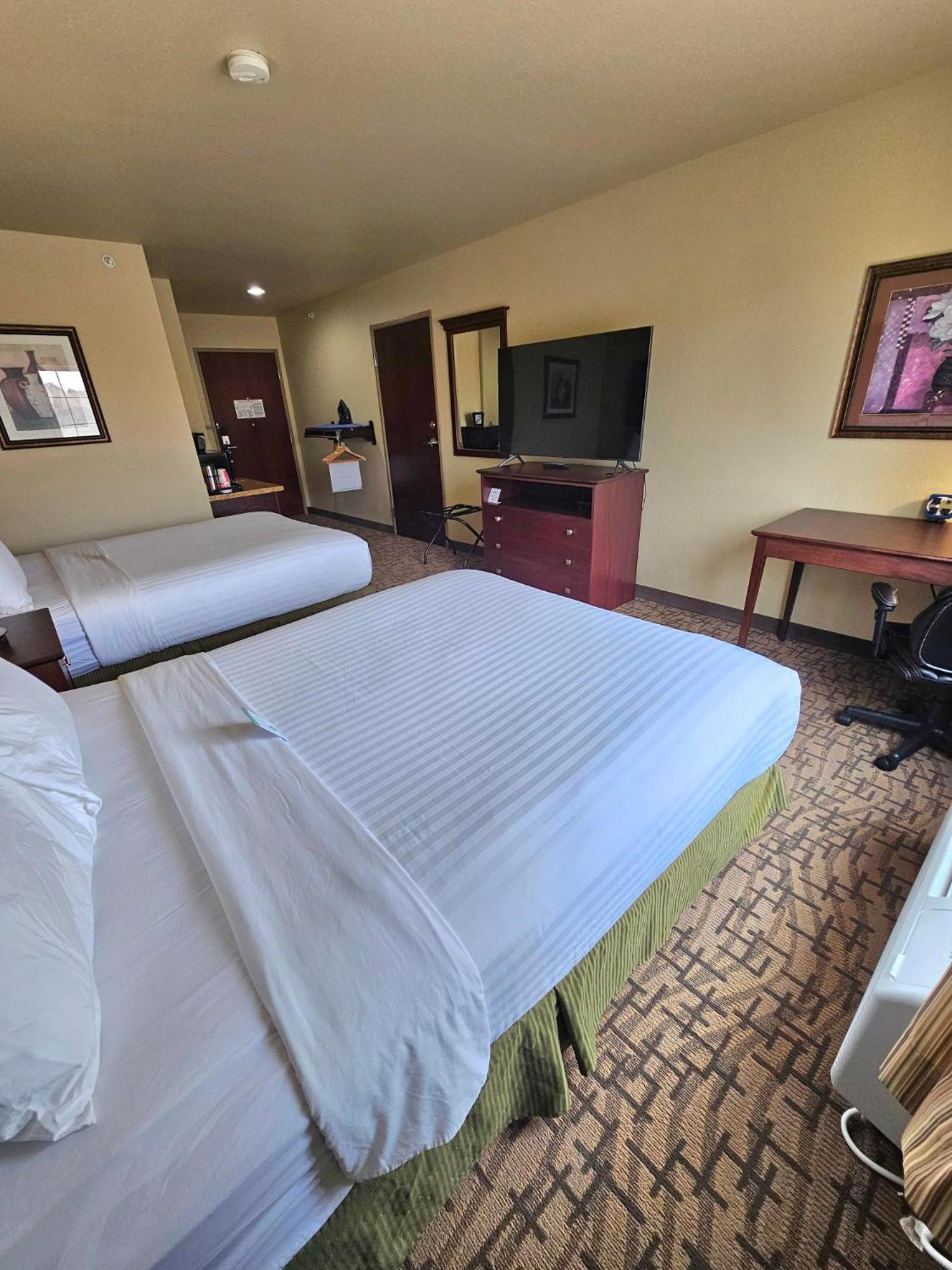 Cobblestone Inn & Suites - Clintonville Екстериор снимка