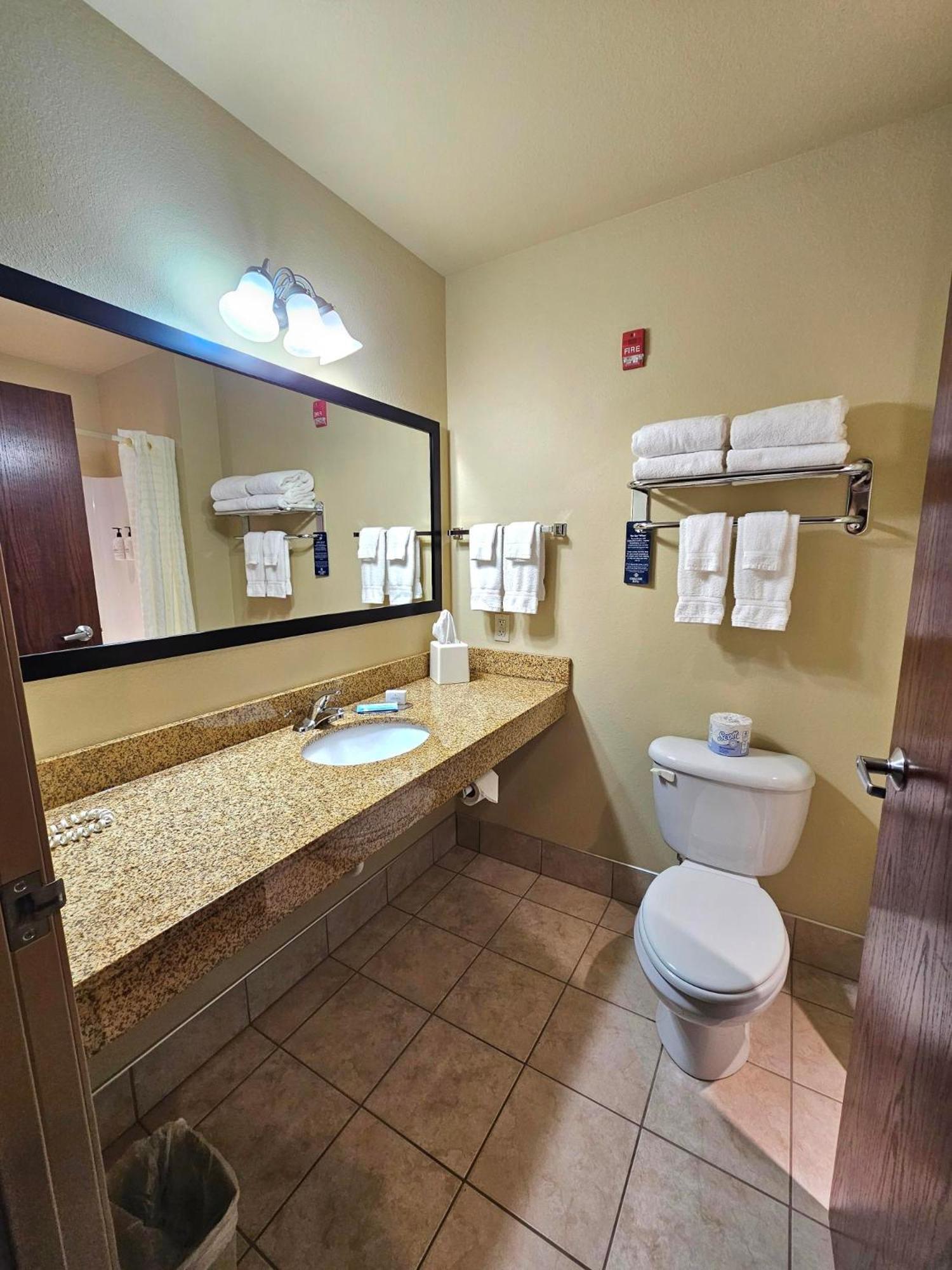 Cobblestone Inn & Suites - Clintonville Екстериор снимка