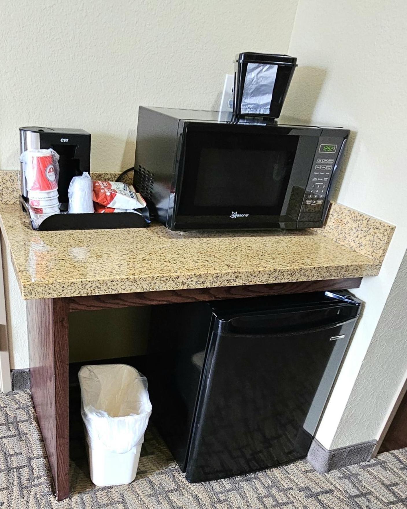 Cobblestone Inn & Suites - Clintonville Екстериор снимка
