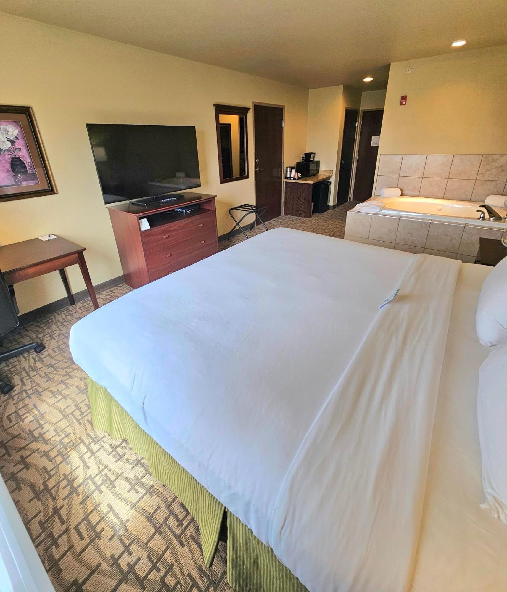 Cobblestone Inn & Suites - Clintonville Екстериор снимка