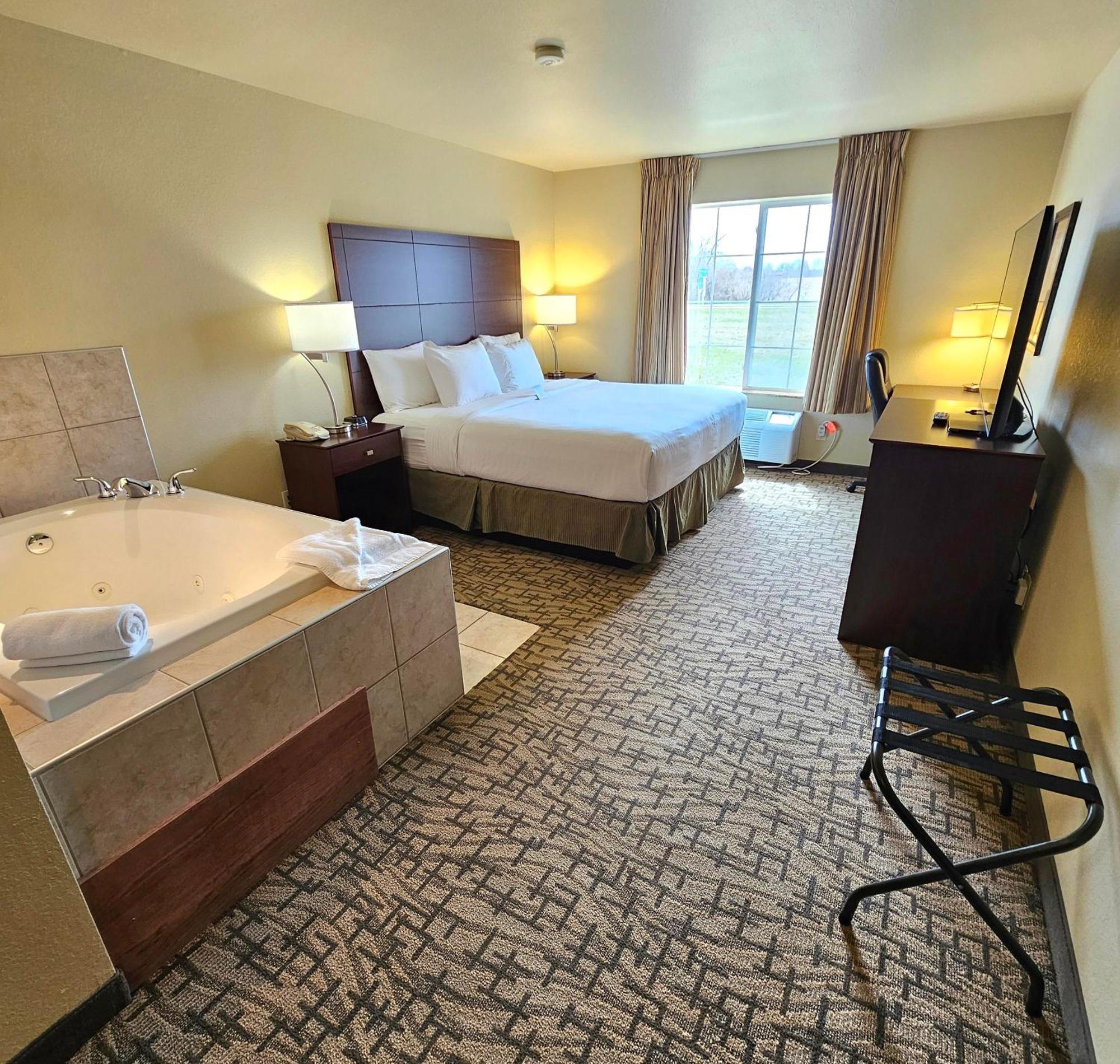 Cobblestone Inn & Suites - Clintonville Екстериор снимка