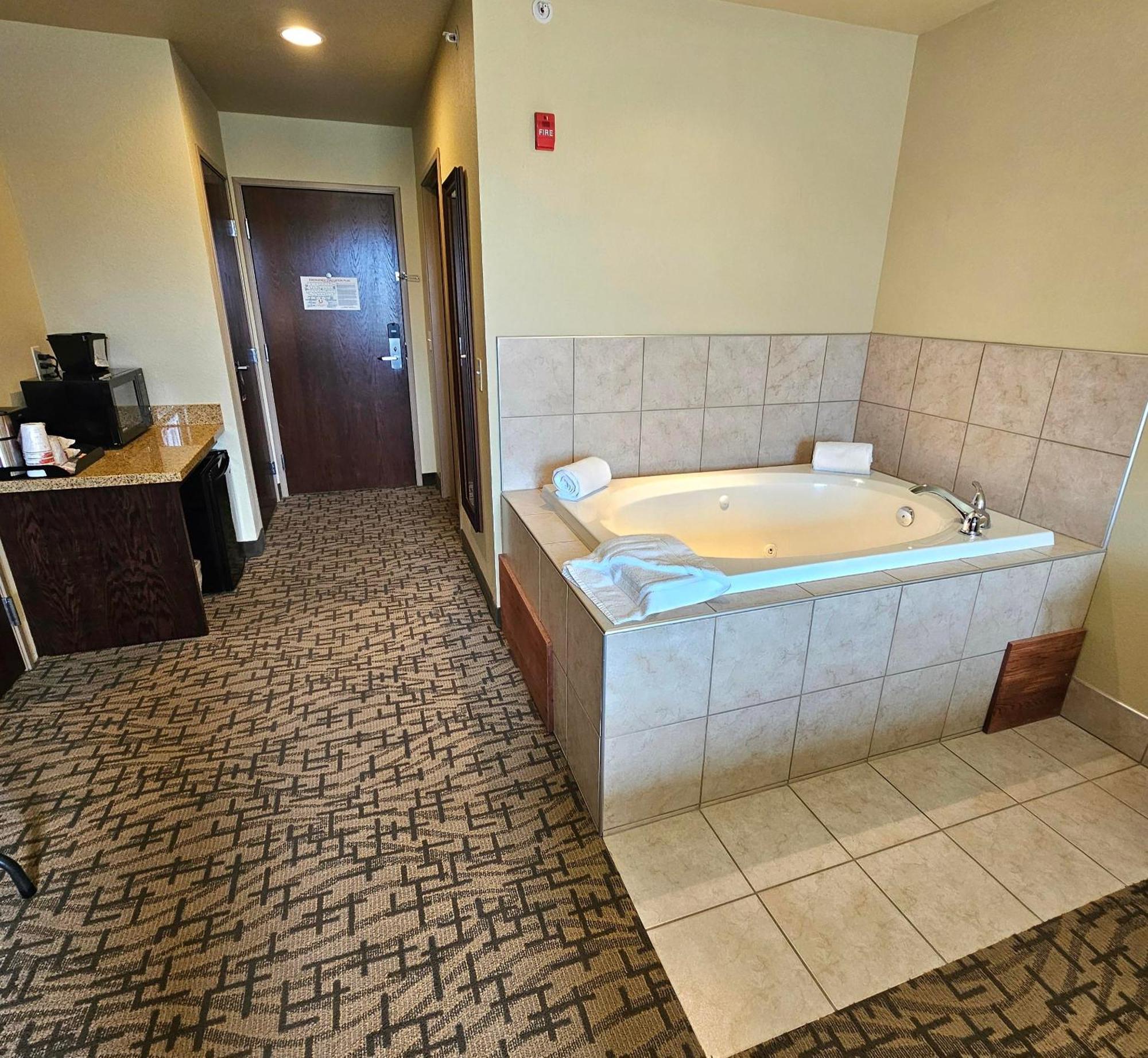 Cobblestone Inn & Suites - Clintonville Екстериор снимка