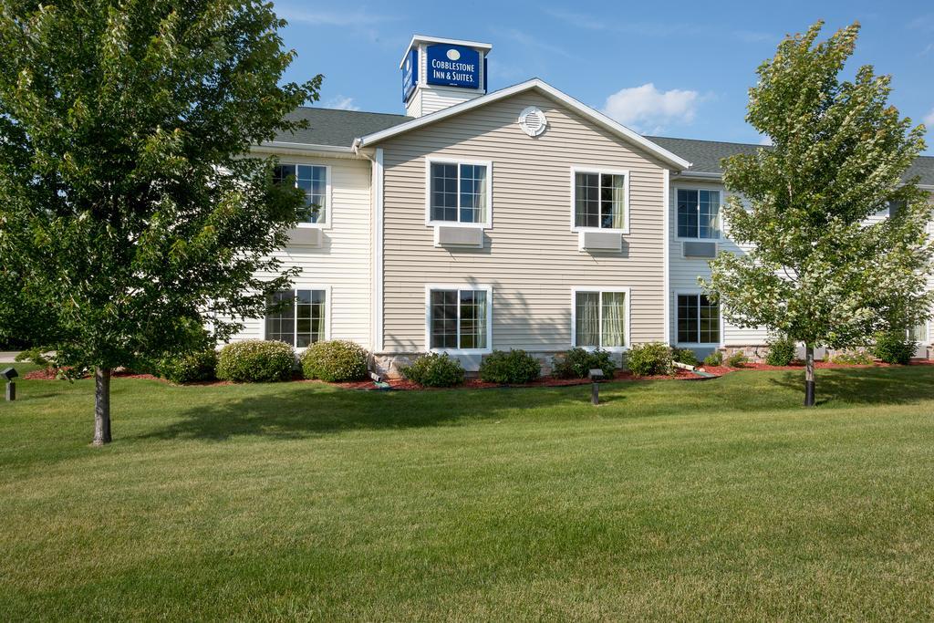 Cobblestone Inn & Suites - Clintonville Екстериор снимка