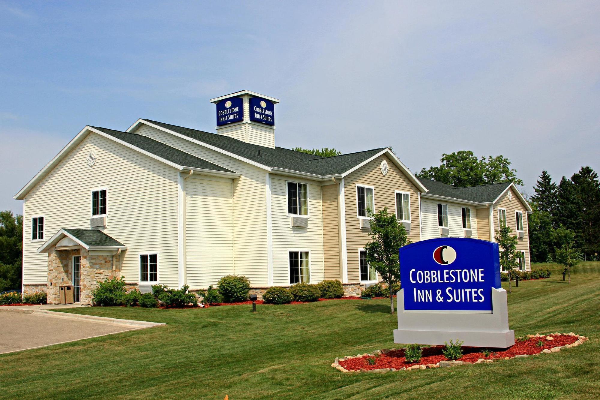 Cobblestone Inn & Suites - Clintonville Екстериор снимка